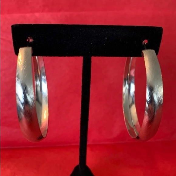 2 pairs Large textured hoop earrings - Picture 3 of 9